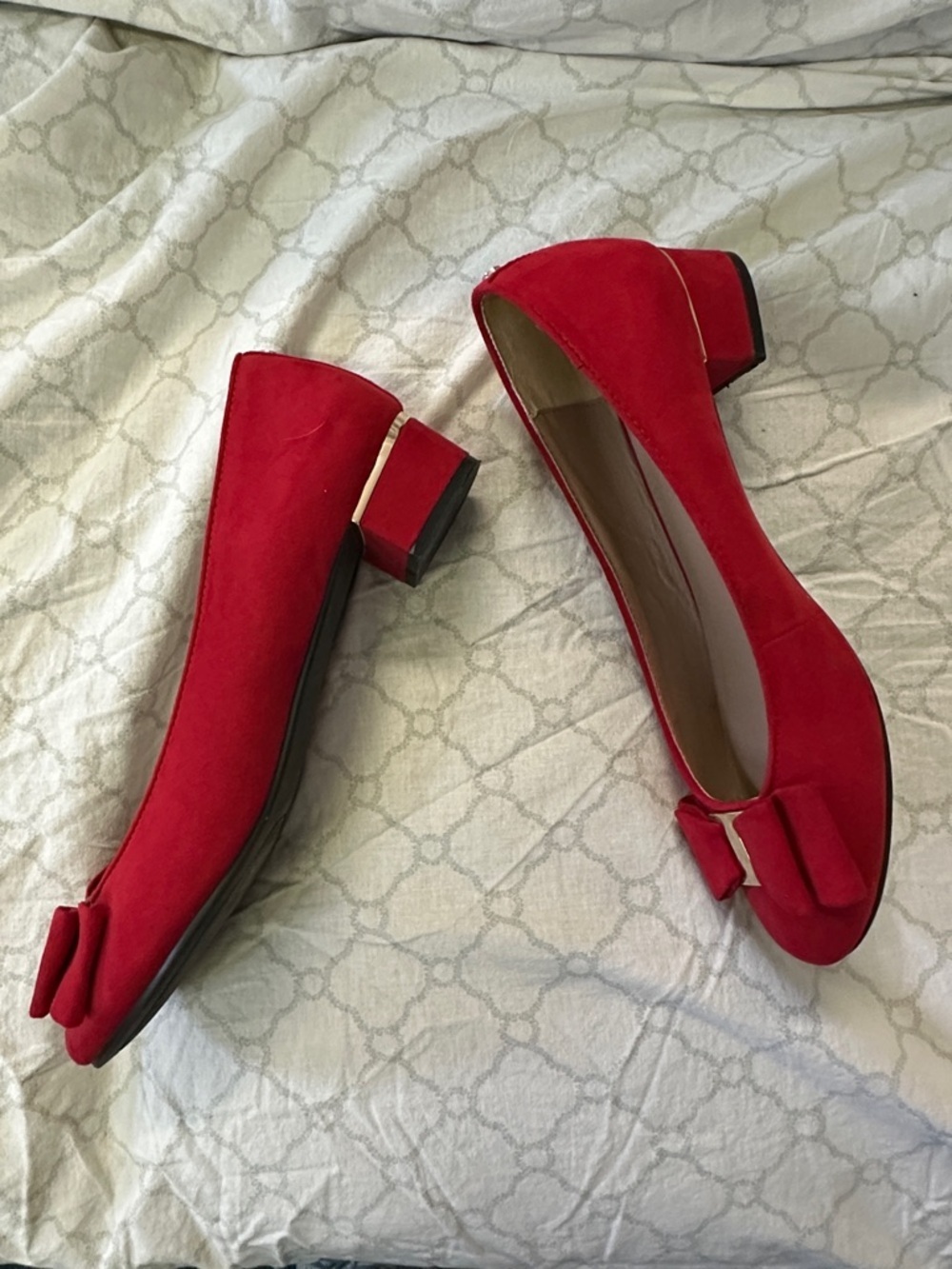 Jaclyn Smith Red Bow kitten heels with Gold Detail size 9 - Picture 3 of 5